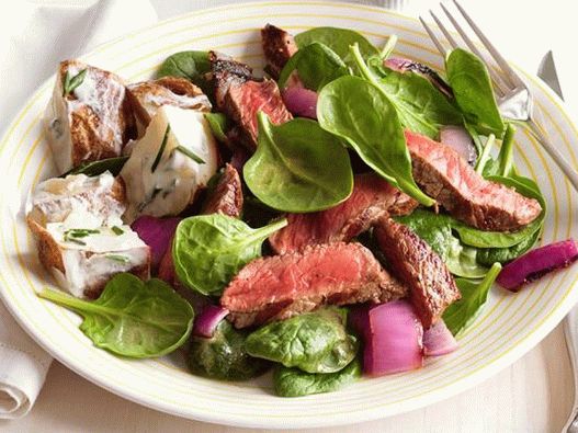 Slatki odrezak i luk na žaru sa špinatom i krompirom u pavlaci