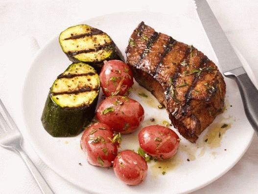 Goveđi biftek na roštilju sa krompirom i tikvicama