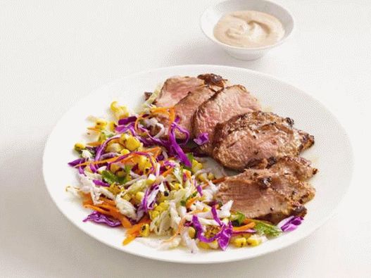 Svinjetina na žaru sa salatom od kukuruza i kupusa