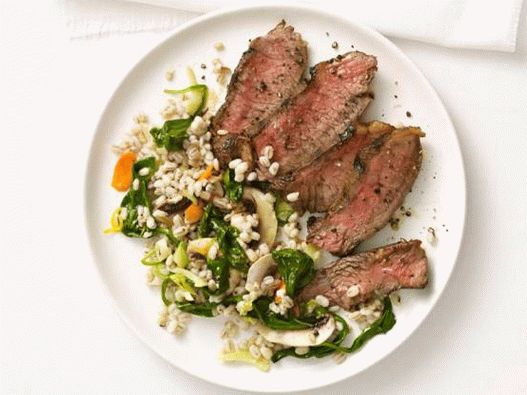 Goveđi biftek na roštilju sa bisernom salatom