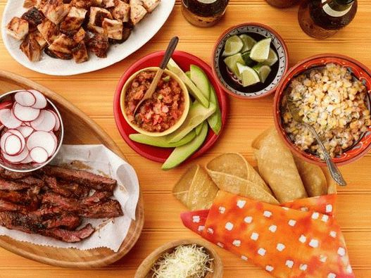 Taco bar na roštilju sa piletinom i biftekom u narančastoj glazuri