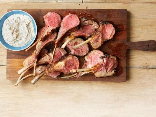 Stalak od janjetine u mješavini začina s umakom od jogurta sa svježim biljem