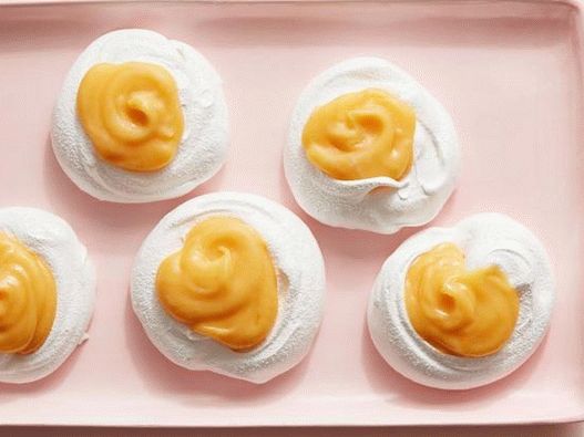 Pavlova torta od mingeja i limuna Kurd