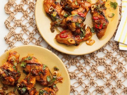 Pileća krila s dimljenim roštiljem sa ukiseljenim crvenim čilijem i datumima Pileća krila s dimljenim roštiljem sa ukiseljenim crvenim čilijem i datumima