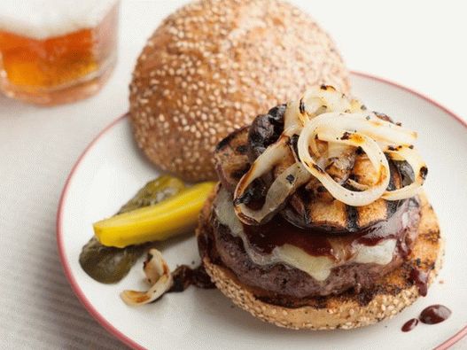 Burgeri sa kotletama na roštilju od kedra Burgeri sa kotletama na roštilju od kedra