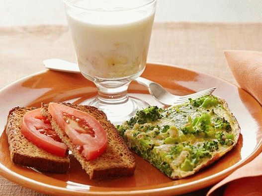 Vegetarijanski doručak: Brokula Frittata, tost s paradajzom i banana mlijeko