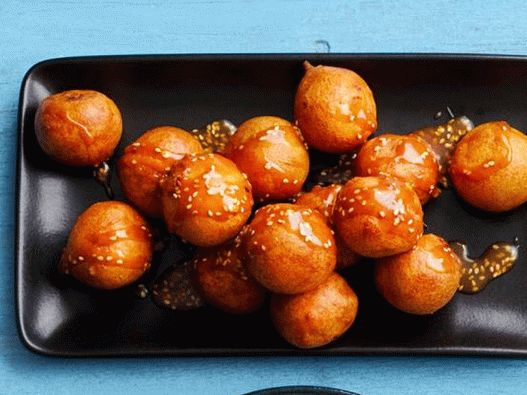 Fritters od riže u sezamovom sirupu
