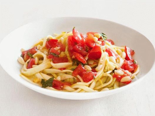 Svježe tjestenine s tikvicama od fecukina s pikantnim umakom od rajčice i kriške