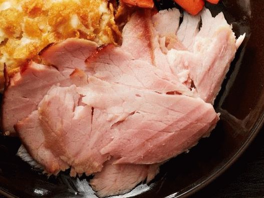 Dimljena svinjska šunka pečena u glazuri od šećera i meda