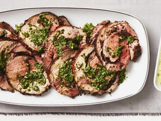 Rolada od janjećeg mesa punjena maslinama sa salsa verdeom