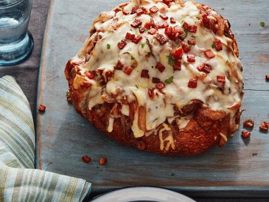 Predjelo hljeba s karameliziranim lukom i slaninom