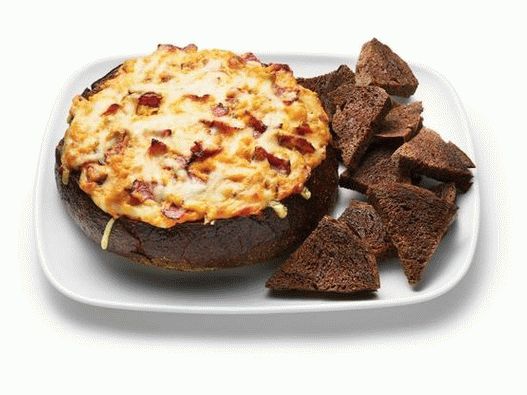 Vrući umak Ruben dip u posudi za hleb