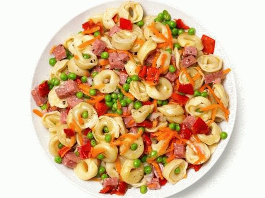 Salata s tortelini tjesteninom, kobasicom, šargarepom, zelenim graškom i pečenom paprikom
