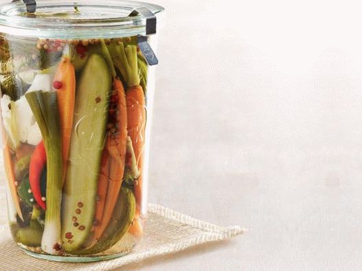 Foto slano povrće u hladnjaku: cvjetača, mrkva, krastavci