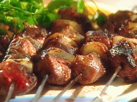 Foto kiseli janjeći ćevapi sa umakom od jogurta s čilijem