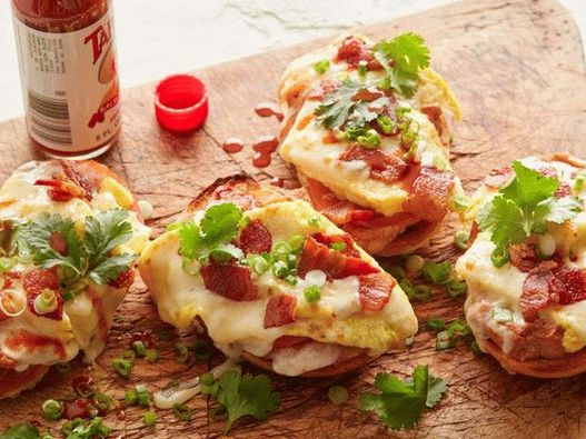 Fotografija jela - Hot Molletes sendviči s prženim jajima i slaninom