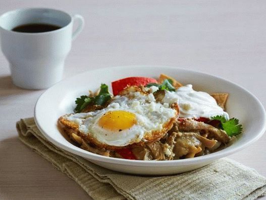 Fotografija jela - Chilakiles sa piletinom i sosom od fizialisa