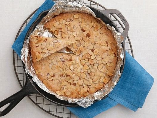 Foto torta od badema sa pekmezom u tavi
