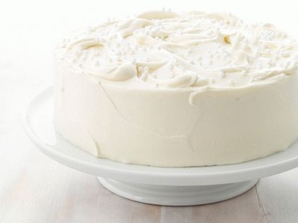 Fotografija bademove torte s bijelom čokoladnom glazurom