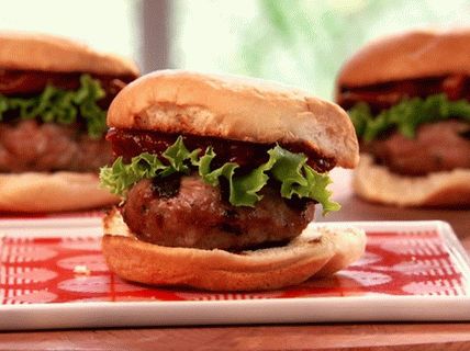 Foto mini hamburgeri sa džemom od rajčice i puretinom na žaru