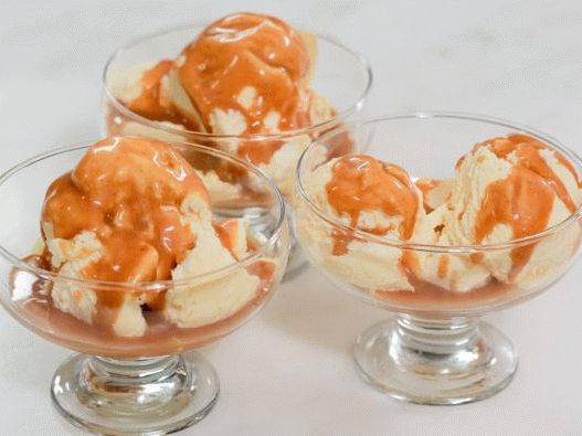 Foto sladoled iz pasiranog voća sa rum-vanilija karamel sosom
