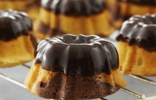 Foto mramorni muffini sa čokoladnom glazurom