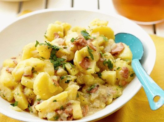 Foto njemačka krompir salata - klasik