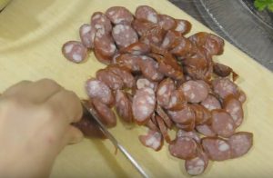Nemačka krompir salata sa lovačkim kobasicama - 3