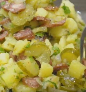 Nemačka krompir salata sa lovačkim kobasicama - 6