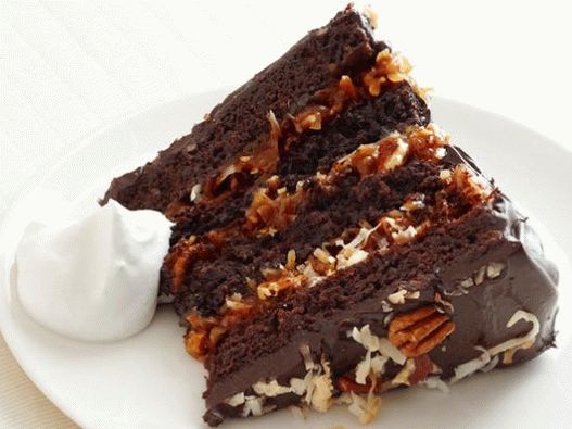 Foto njemačka čokoladna torta s kokosom i glazurom