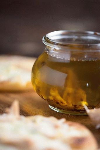 Foto maslinovo ulje sa belim lukom i limunom