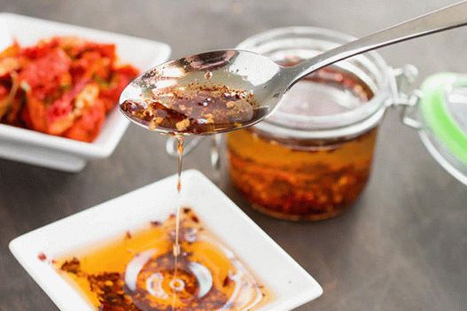 Foto maslinovo ulje sa čilijem