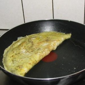 Omlet sa sirom i začinskim biljem