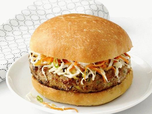 Fotografija jela - Turska hamburger i salata od kupusa sa mangom