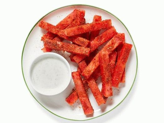 Foto začinjene štapiće lubenice sa paprikom kiselog vrhnja