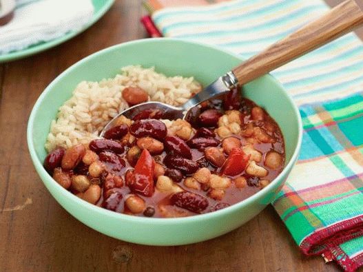 Fotografija začinjenog povrća čili sa pasuljom