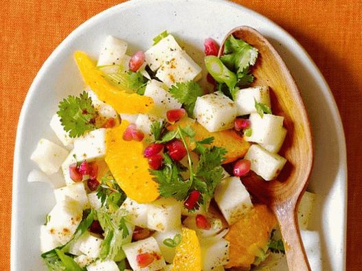 Foto začinjena hikama salata sa citrusnim preljevom i šipak