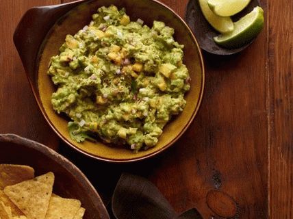 Foto pikantni umak od guacamole-a sa mangom