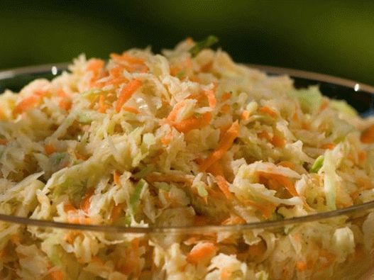 Foto pikantno-slatki coleslaw