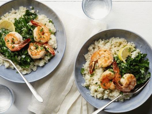 Foto povrća s kašom od cvjetače i prženim škampima (dijeta cijela30)