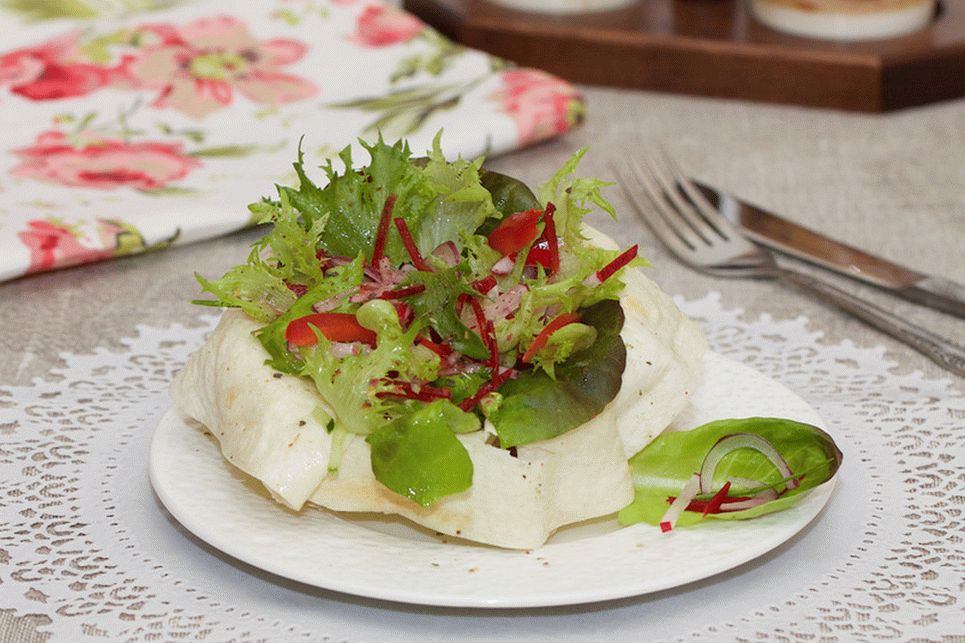 Povrće salata u pita hljebu
