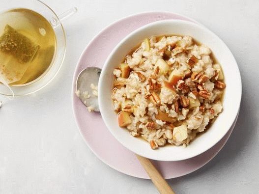 Foto zobeno brašno s jabukama i orasima za 10 minuta