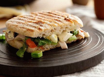 Fotografija paninija sa ćuretinom, rumunskom salatom, jajima i plavim sirom