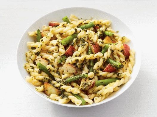 Fotografija gemelli tjestenine sa pesto sosom, krompirom i zelenim pasuljem