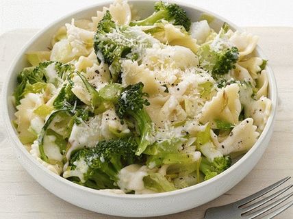 Fotografija tjestenine farfalle s brokolijem i krompirom