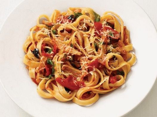 Fotografija fettuccine tjestenine s piletinom i maslinama
