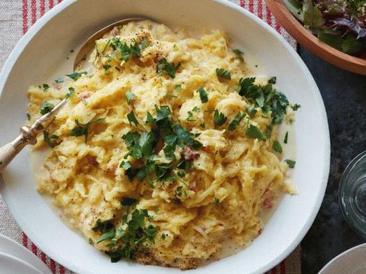 Fotografija tjestenine sa špagetama od bundeve s karbonarom