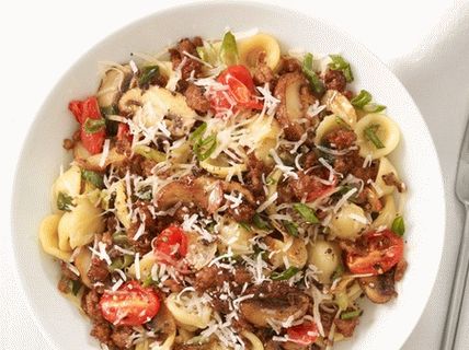 Fotografija tjestenine orecchiette s začinjenom kobasicom
