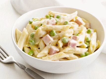 Fotografija penne penne s četiri sira, graška i šunke