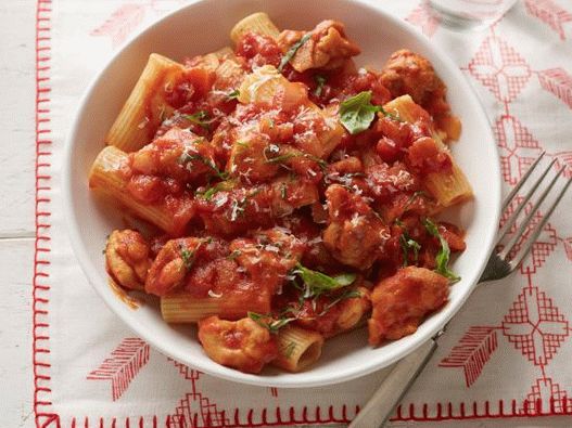 Fotografija rigatoni tjestenine s piletinom i paradajz sosom